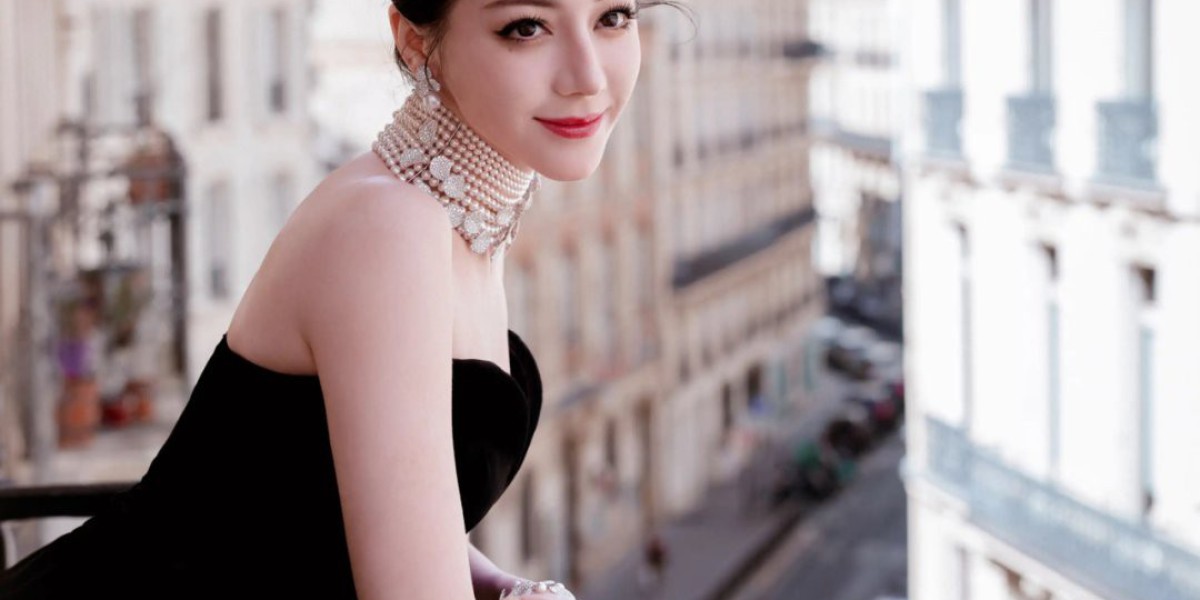 迪丽热巴巴黎亮相，九层珍珠配黑色绒裙穿出东方美，外国媒体也称赞