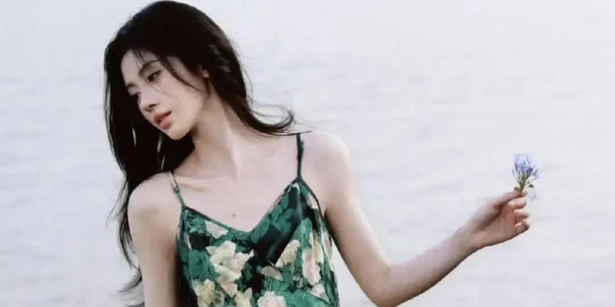 鞠婧祎化身绿野仙踪精灵，墨绿玫瑰裙演绎复古浪漫