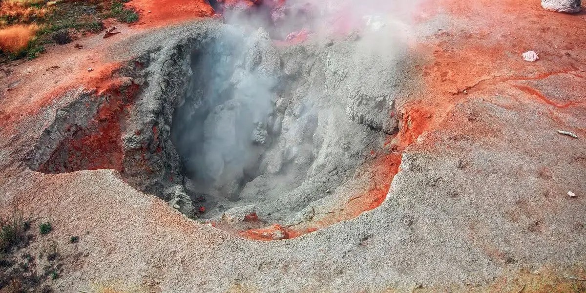 美国黄石超级火山隆起30.4公里长，与芝加哥面积一样大，仍在抬升