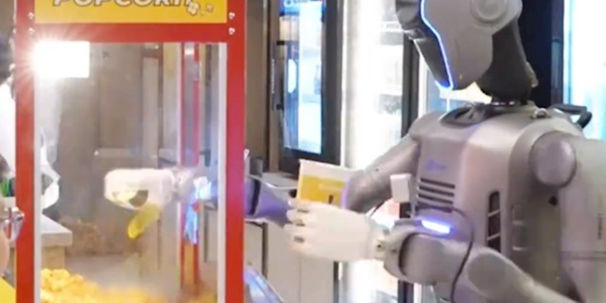 机器人上岗电影院忙坏了! 单日工作14小时做1000杯爆米花