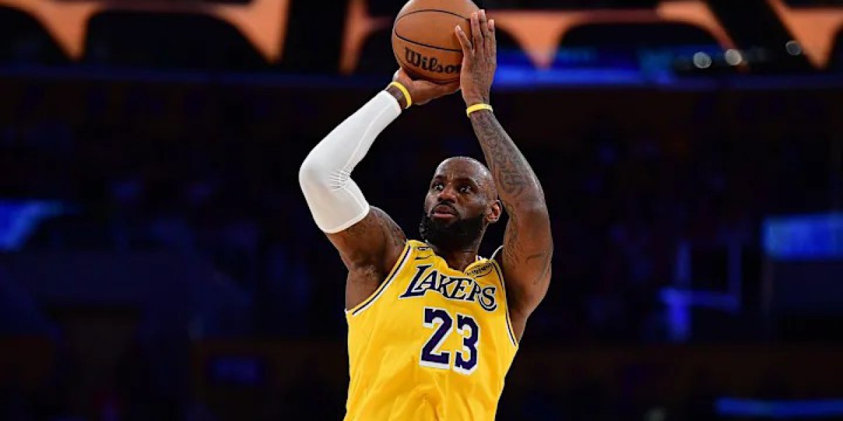 美记：詹姆斯没什么意外就会出战全明星赛，只是不会打太久