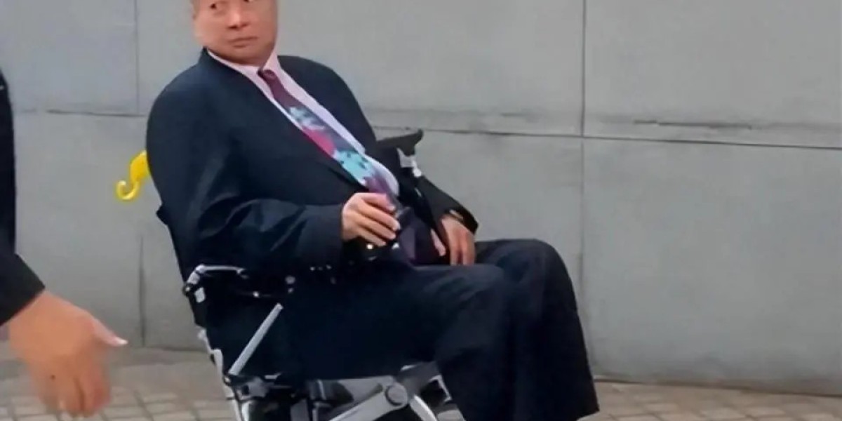 77岁洪金宝罕见现身，腰瘦一圈满头白发，儿子洪天明的回应让人心疼