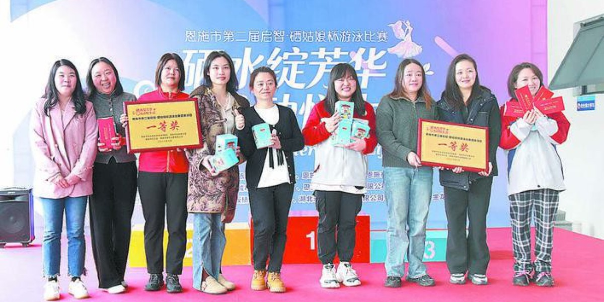 池中逐浪展英姿