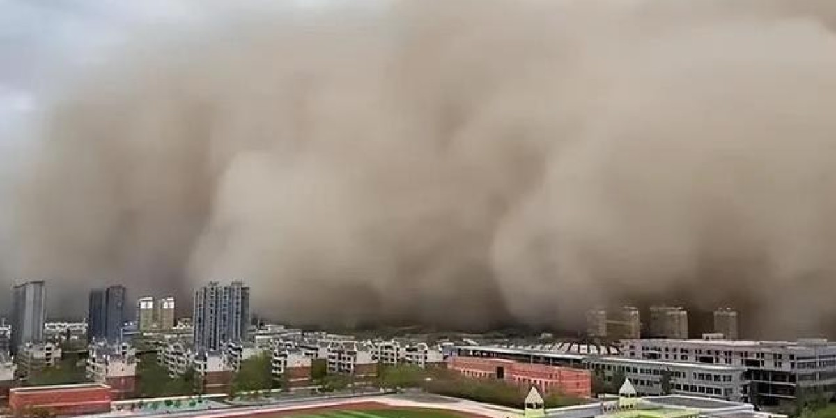 九级狂风卷起百米沙墙，近七年最强沙暴突袭，为何绿化挡不住它?