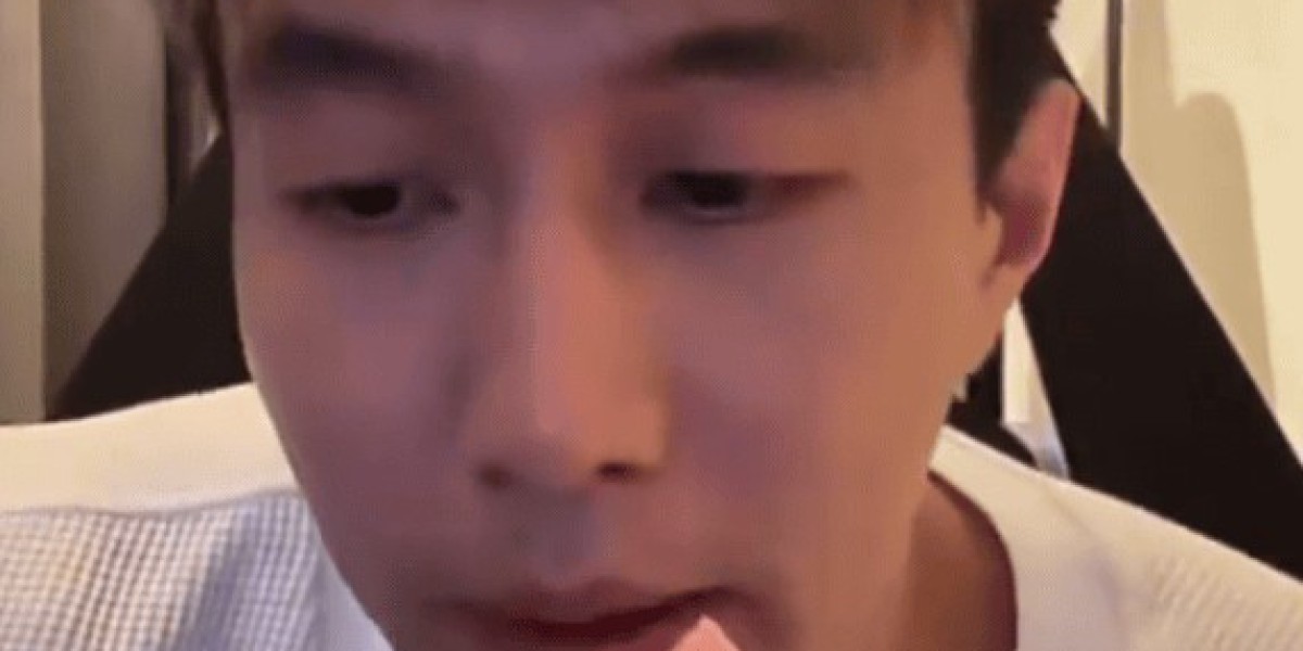 郭艾伦时隔一年再度向周深道歉 曾因录制综艺时“拖拽式”撕名牌引发热议