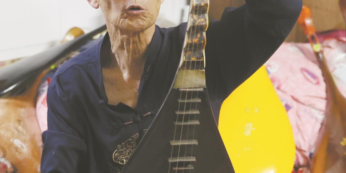 八旬“守”艺人 制作南音琵琶60余年