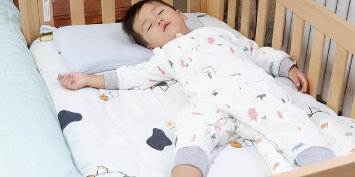 天气忽冷忽热，宝宝睡觉穿盖怎么把控? 春捂谨记“三暖二凉”原则