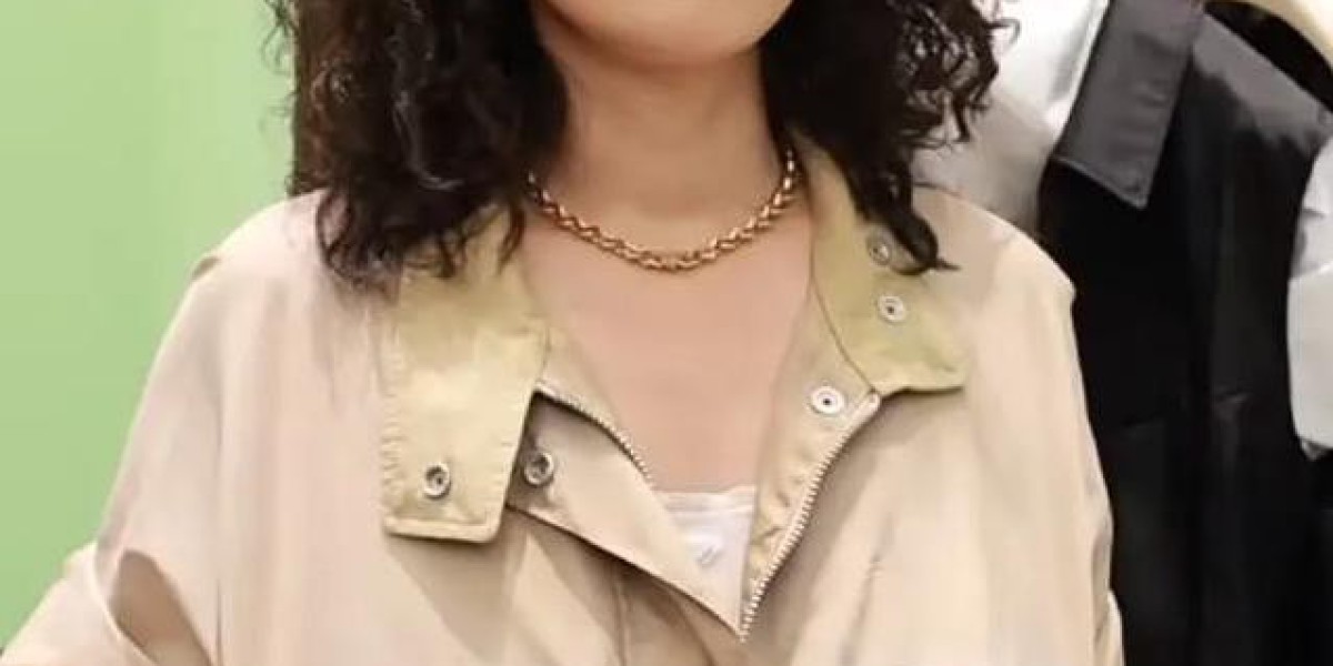 50岁马伊琍爆炸头造型亮相普拉达活动，网友看法为何如此不同?