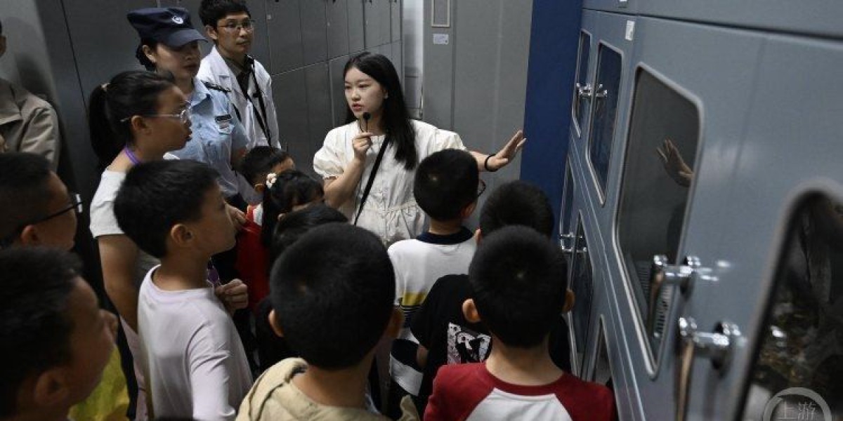 重庆自然博物馆地矿库房首次开放 40组亲子家庭现场对话亿万年地球史
