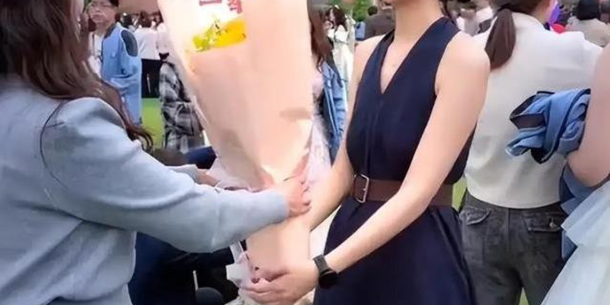 成年礼造型争议不断 女孩深色连衣裙配白鞋为何反而最受欢迎