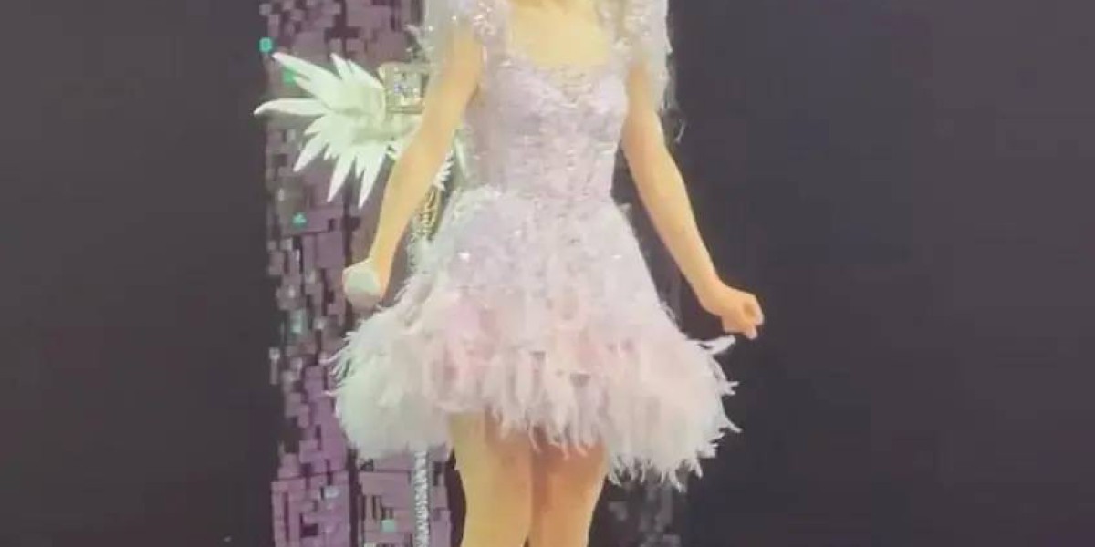 场子小得离谱? 谢娜演唱会被吐槽像六一晚会! 全开麦很拼，提词器也很忙，网友直言花上千元不值得!