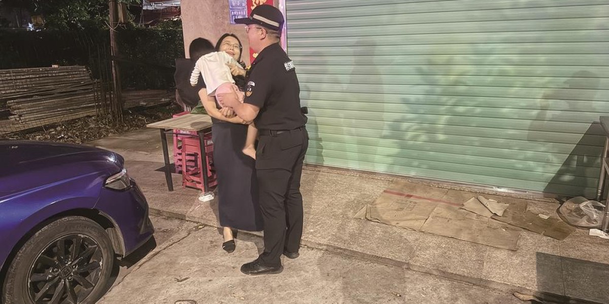 凌晨4点半，3岁女童独自徘徊街头