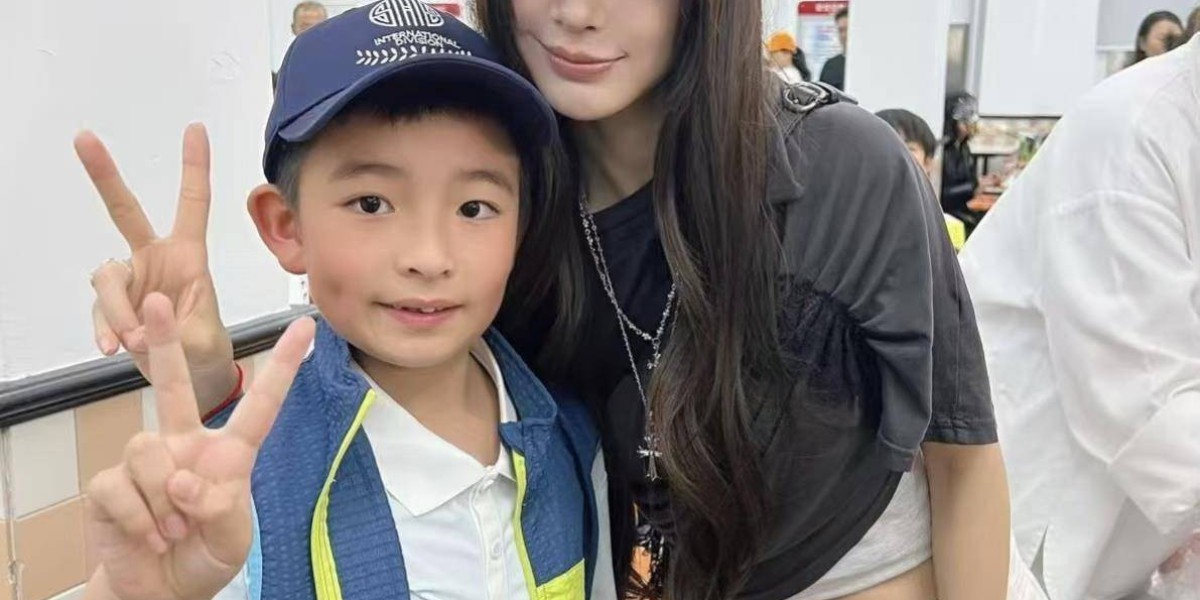 杨颖穿露脐装参加儿子活动! 9岁小海绵身高惊人，和粉丝合影被赞接地气