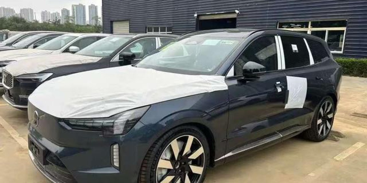 沃尔沃全新中大型SUV，配电吸门+光感天幕，双电机四驱，空气悬架
