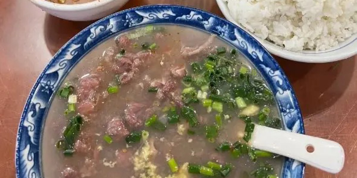 街边小店热气蒸腾，一碗下肚，暖透全身的瑞金牛肉汤