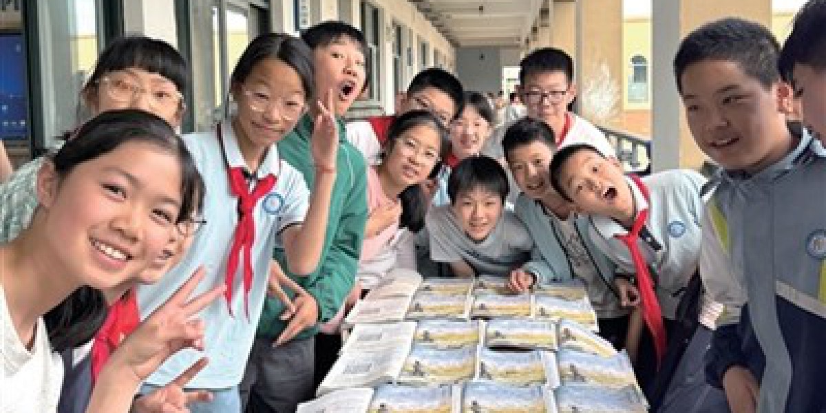 杭州一小学老师为毕业生办签书会 定格最温柔的记忆