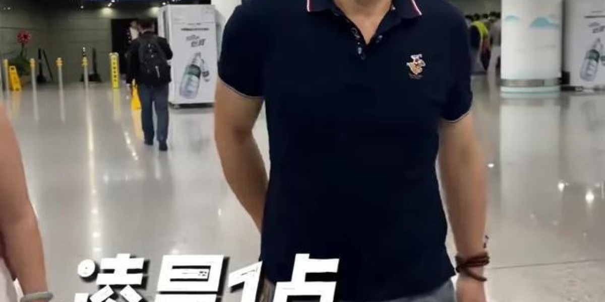 丁海峰夫妇大半夜在机场等孩子，儿子个头猛窜，模样随妈太清秀