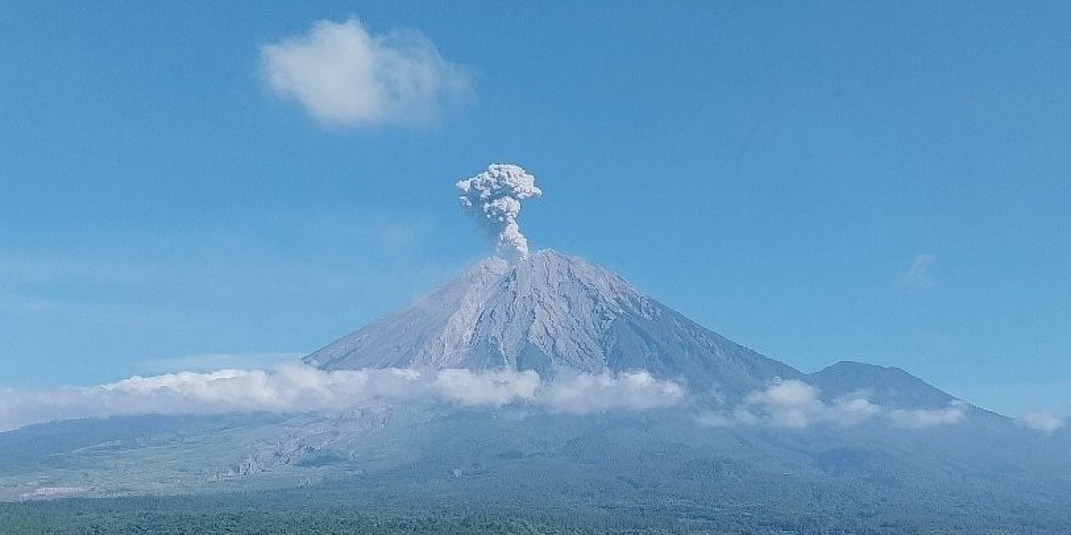 印尼东爪哇省塞梅鲁火山喷发，灰柱高约800米