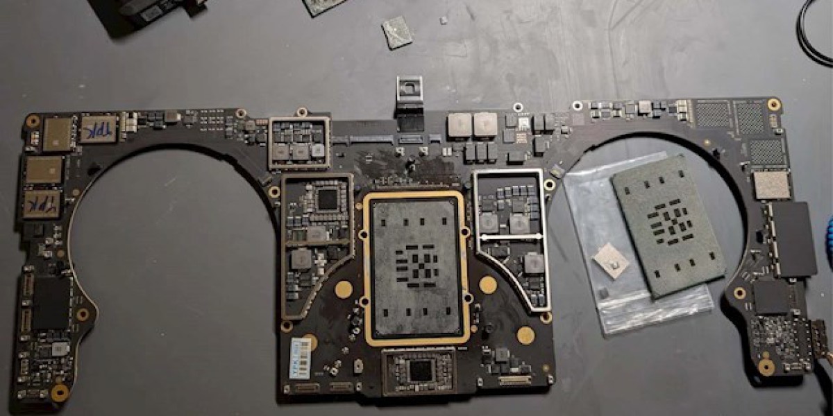 M1 Max主板烧穿一个洞! 维修达人搬板修复：省下一台MacBook的钱
