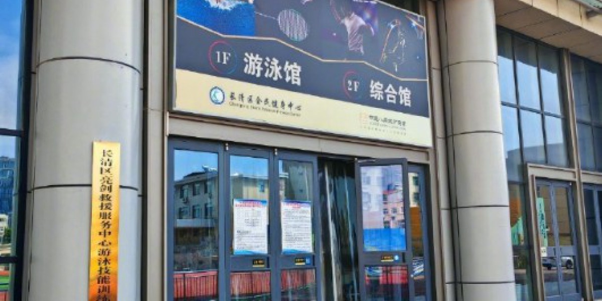 老人游泳馆溺水6分钟无人施救 事发时一名救生员在玩手机