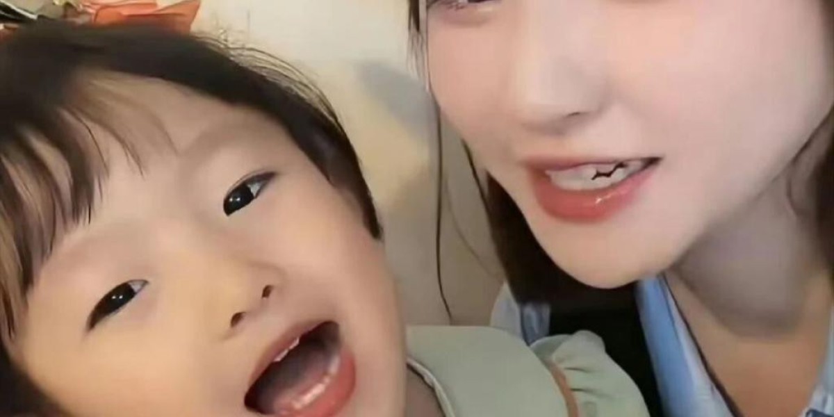 黄一鸣带3岁女儿迪士尼庆生，宣布为了闪闪放弃起诉其生父王思聪