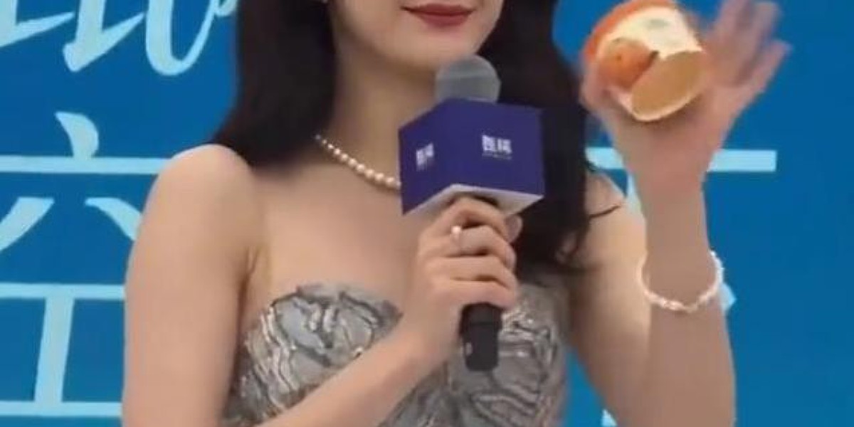 迪丽热巴品牌直播穿高定亮片裙，现场意外掉冰淇淋却更圈粉?