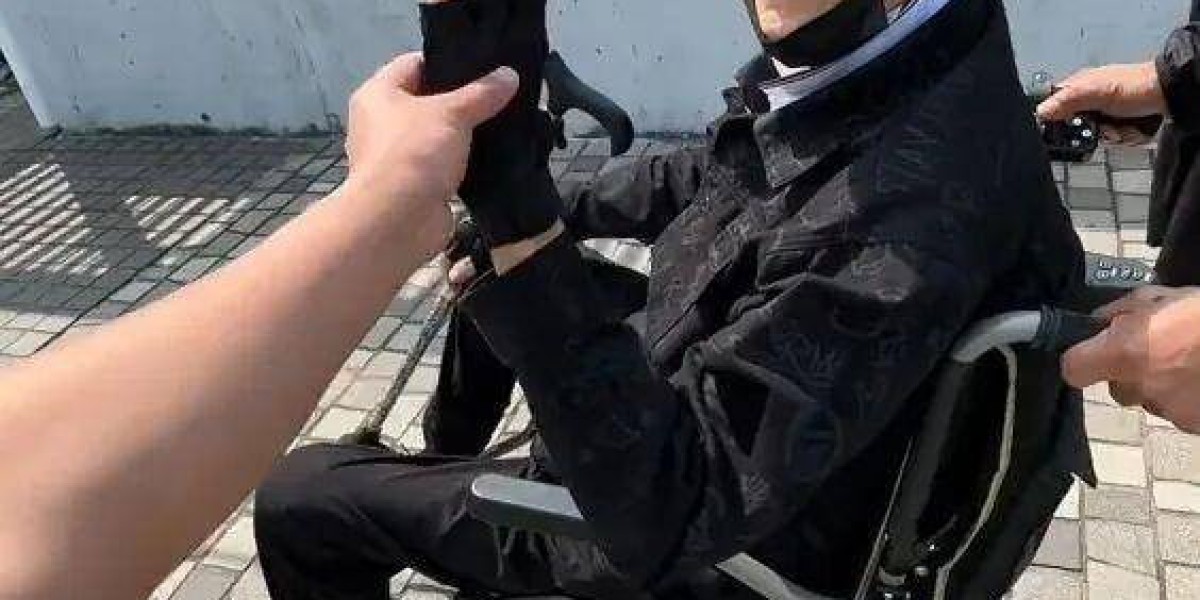 89岁谢贤前女友曝分手内情，年差49岁爷孙恋告终，频谈旧情惹争议