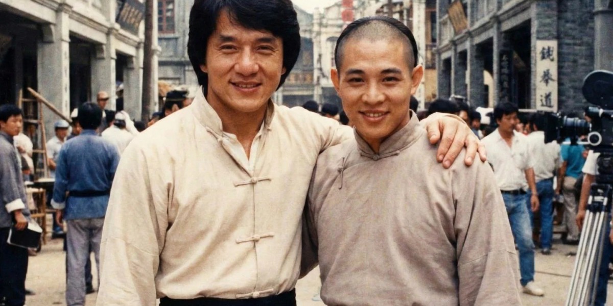 李连杰利智尼泊尔近照曝光：白发佝偻需搀扶，老的难以想象，风光背后藏心酸