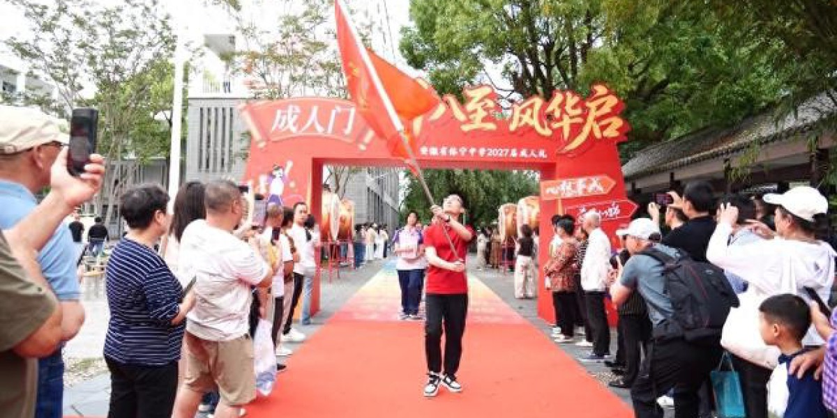 跨过成人门，接过宪法书：休宁中学的成人礼，比分数更重的叫“责任”