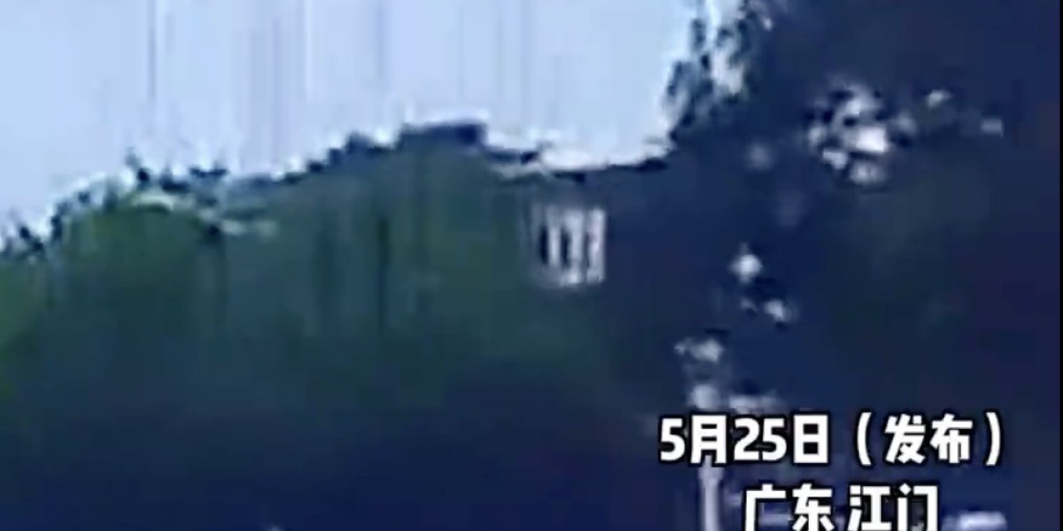 一SUV左转车道上无灯跨三车道右拐，摩托骑手被撞死亡，或将因此面临刑事追责