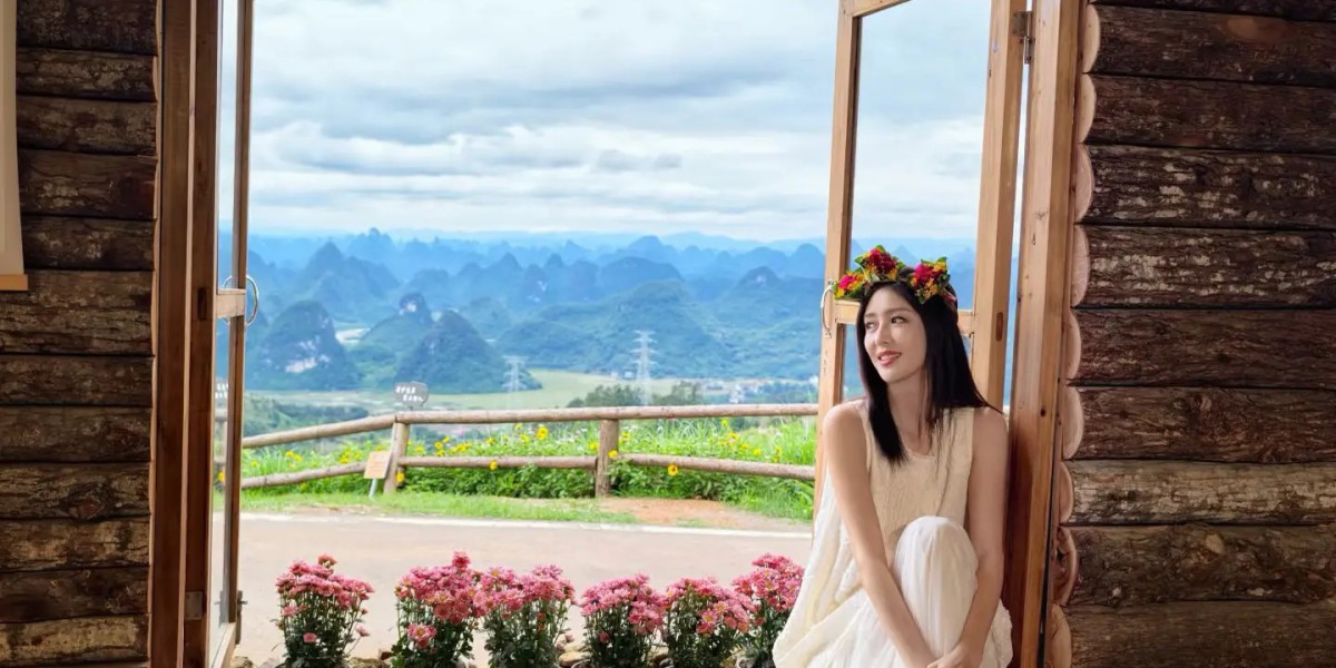 42岁佟丽娅桂林旅游，穿白衬衫忘记摘吊牌，头戴花环美成“仙子”