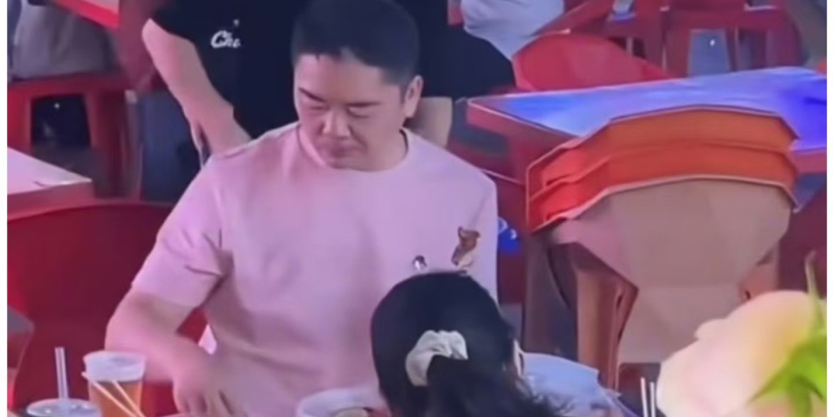 刘强东是带着家人一起来福州旅游了!旁边男生疑似他大儿子。