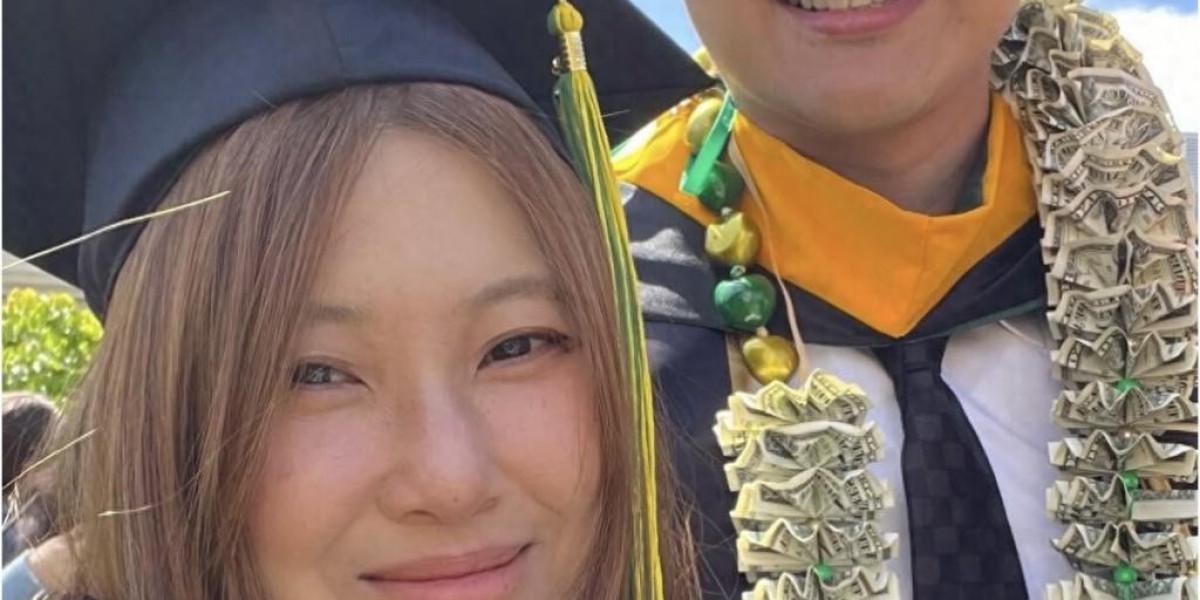 49岁孙莹莹晒儿子大学毕业照，母子同框像姐弟，双眼泛泪喜极而泣