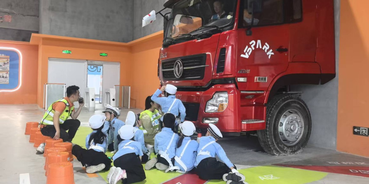 孩子化身“小交警”，在职业探索营里“上岗”学安全