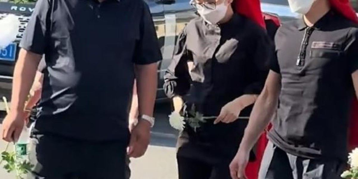 郭富城方媛奔丧结束后，低调现身机场，穿的还是来时的那一套衣服