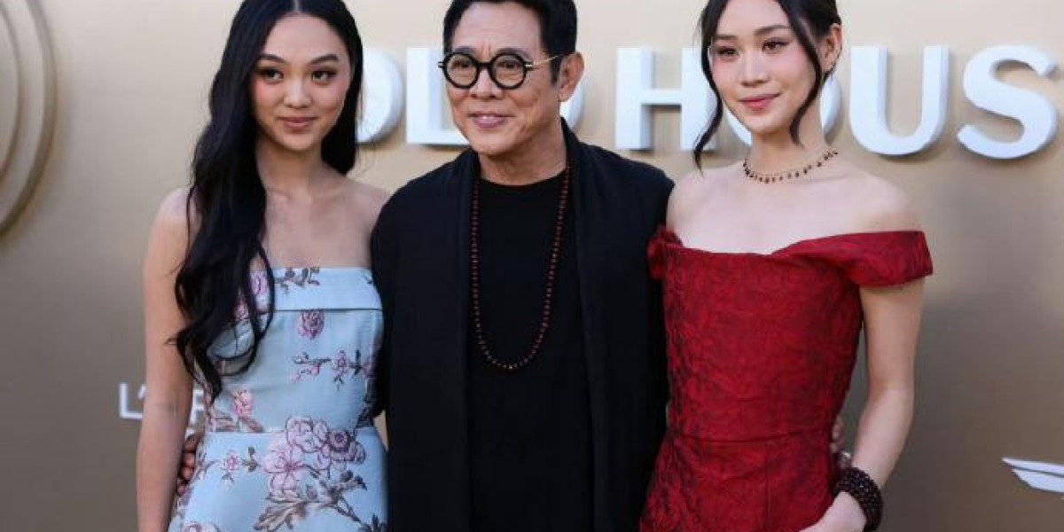 李连杰拿下“金传奇终身成就奖”，两学霸女儿随行红毯见证父亲荣耀