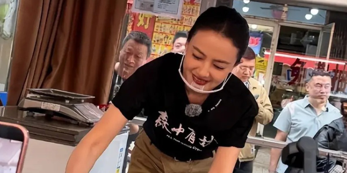 高圆圆沈阳菜市卖辣白菜! 淡妆盘发太接地气，贤妻良母范被围观