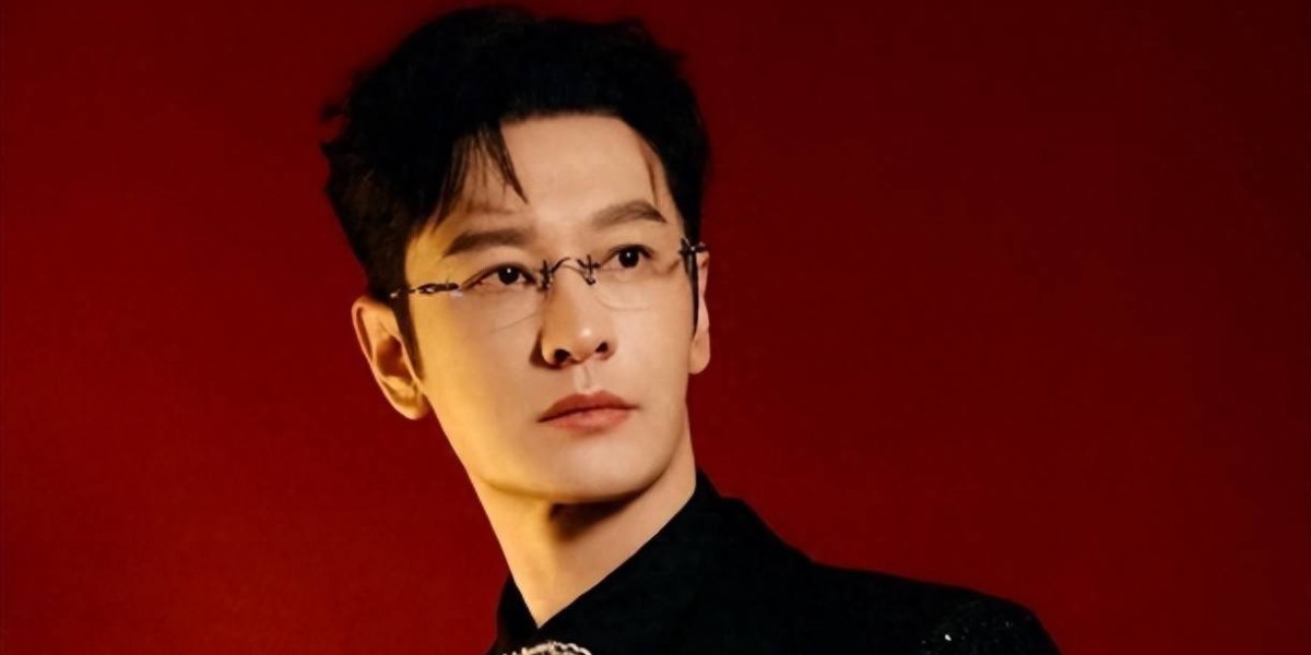 离婚夫妻仍体面?黄晓明杨颖带娃现身同地，双方表现却高下立见