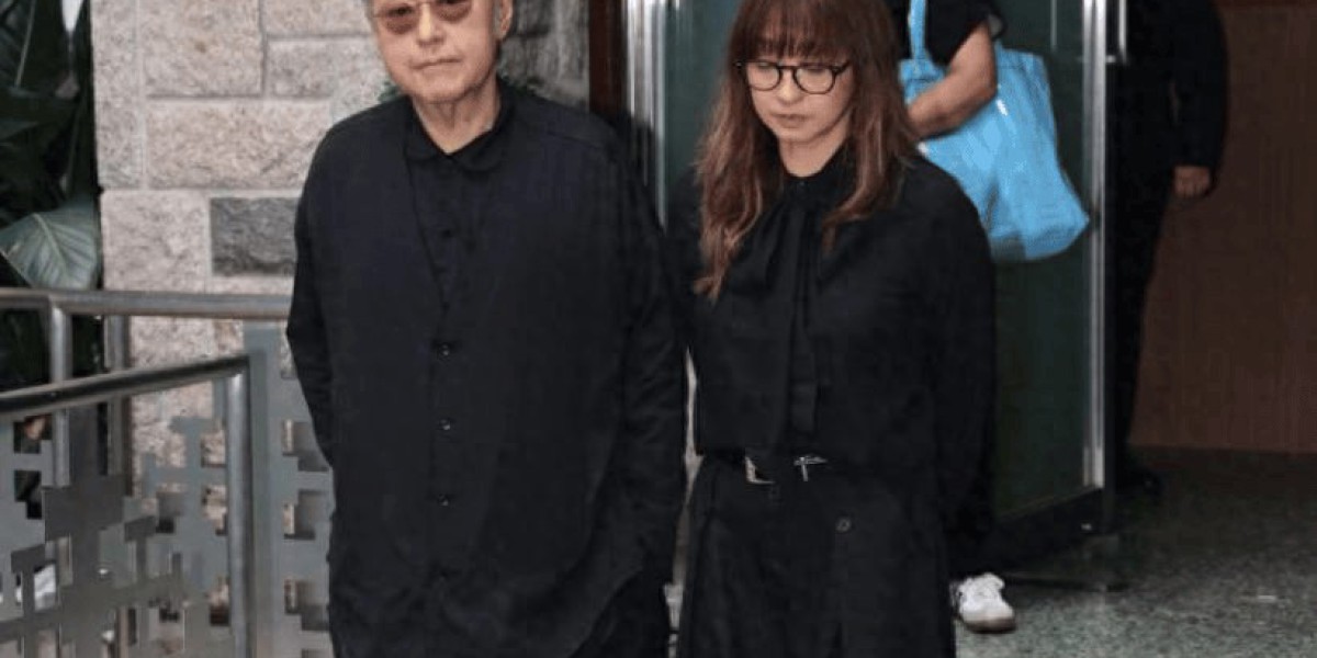 香港电影人出殡儿子捧遗照，钟楚红送别泣不成声，刘德华送了花牌