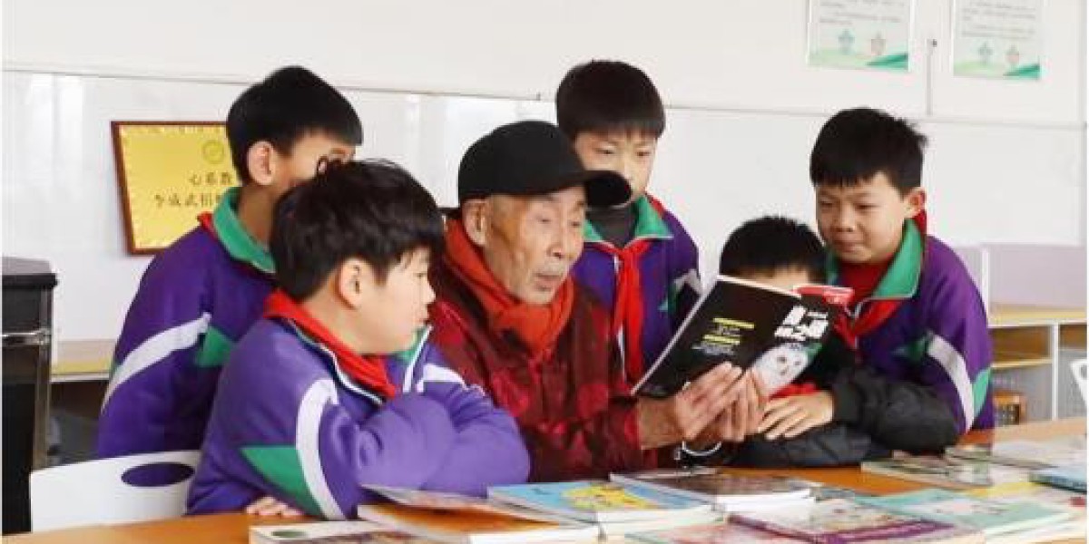 九旬退休教师捐出万册藏书