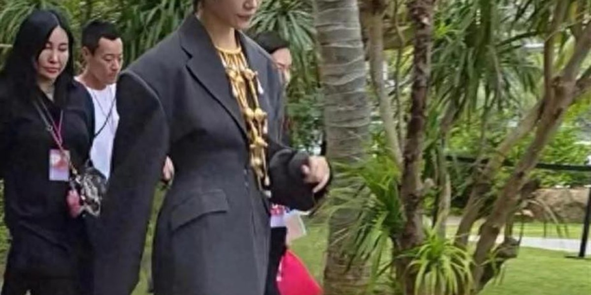 李宇春这衣服，前面瞧着普普通通，后面瞅着个性十足