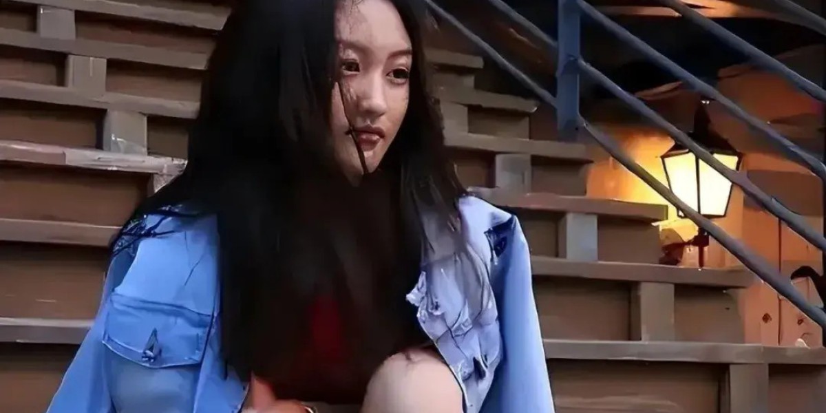 她是6岁被成龙抱上春晚的萌娃，也是14岁被嘲“丑”退圈的童星