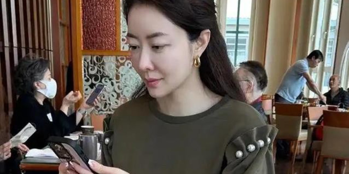 苦守郭富城七年只换来鞋不合脚，二婚嫁入豪门却依然卑微如保姆?