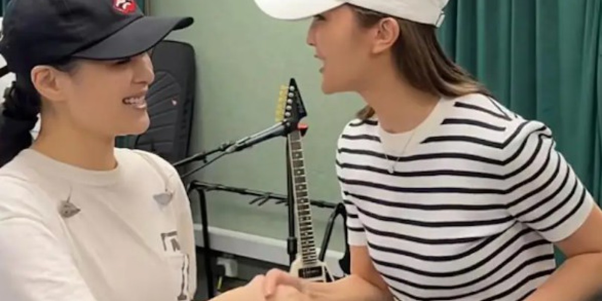 蔡卓妍婚后首现身，左手婚戒闪亮，阿娇当场送上54万钻石项链，吊坠设计暗藏25年“双生花”情谊