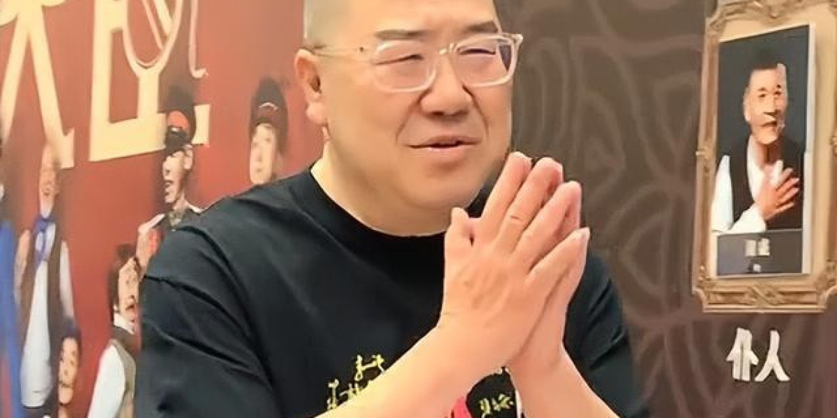 英达小儿子近照曝光，27岁发福越来越像父亲，网友直言如镝不是嫡