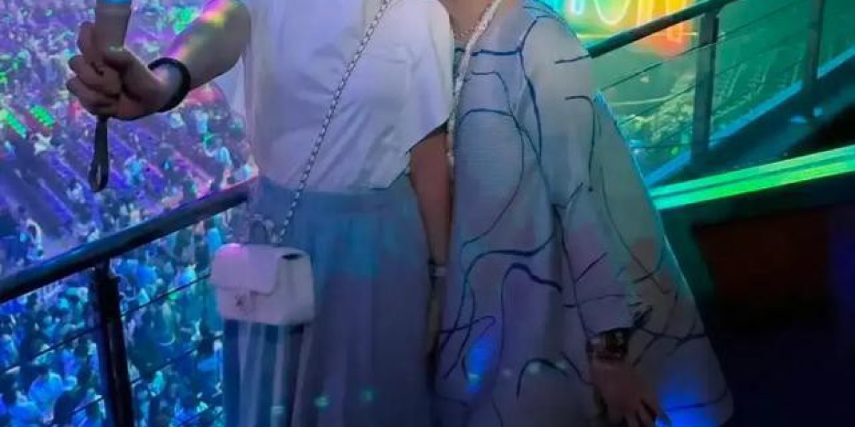 任家萱带3岁儿子看演唱会，长手长脚坐妈妈腿上 这腿长我慕了!
