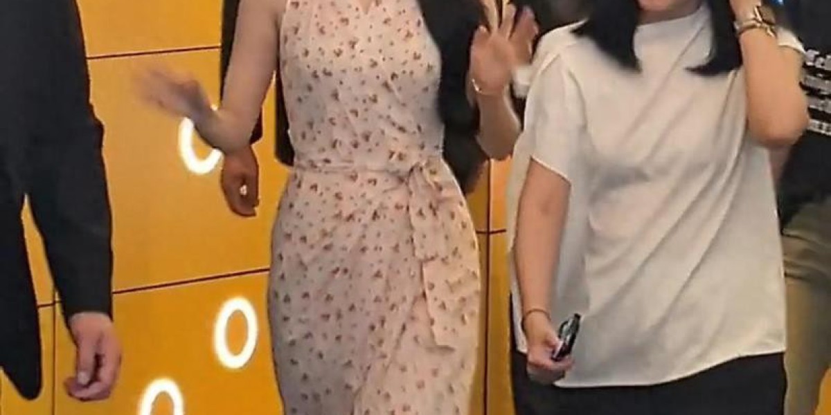 王楚然三里屯线下杀疯，碎花长裙氛围感拉满，真人比精修还绝