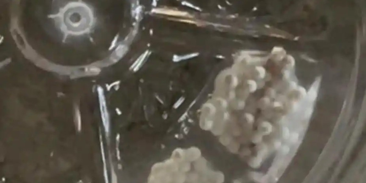 网友称喝完矿泉水发现瓶底虫卵状异物，怡宝回应：生产过程记录正常，市监：正搜集证据