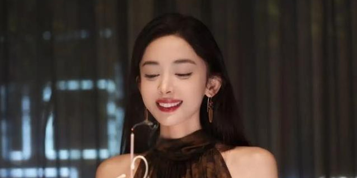 古力娜扎三十四岁生日晒素颜合影，六十岁母亲状态竟让人破防