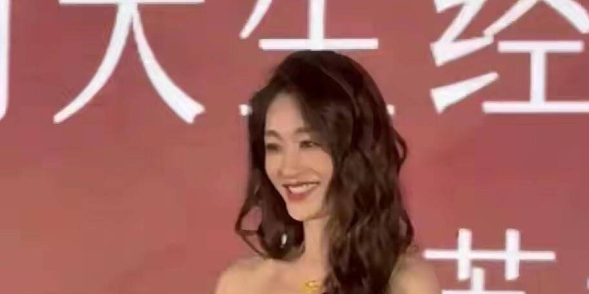 50岁李小冉现身徐州苏宁，冻龄颜值惊艳众人，却被牙齿拉了后腿